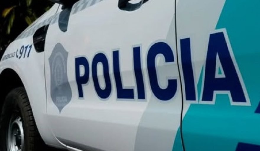 Local de celulares 'ALE-Cel' en Mar del Tuyú con la puerta forzada, tras un robo express por delincuentes en moto.