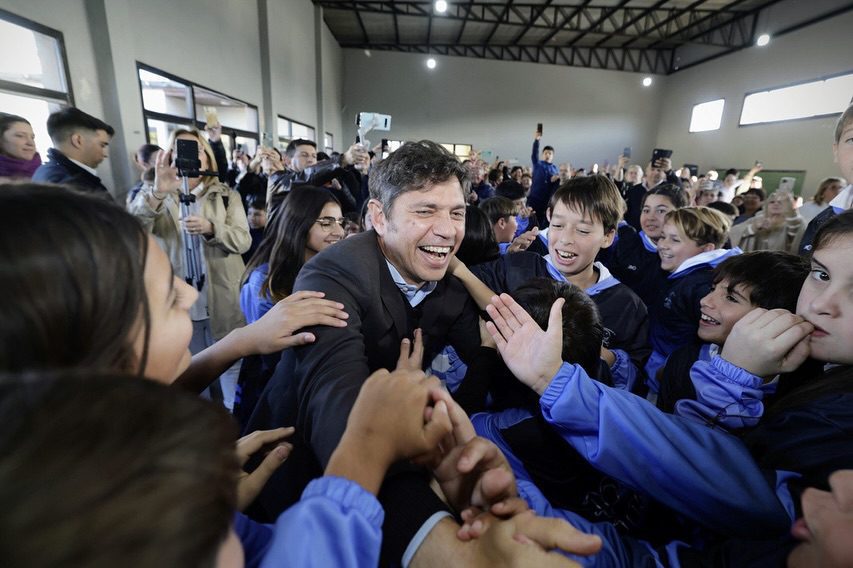 Fachada renovada de la Escuela Primaria N°45 de General Villegas, con alumnos ingresando, simbolizando la mejora edilicia y la esperanza educativa.