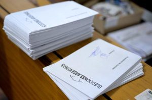 Elecciones, promesas y los trajes que solo pisan barro cada dos años