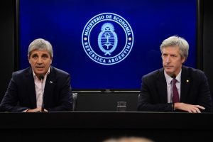 Santiago Bausili, presidente del BCRA, observando billetes de pesos argentinos quemándose, simbolizando la destrucción del papel moneda y la discusión sobre una stablecoin del peso.