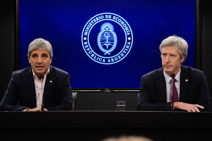 Santiago Bausili, presidente del BCRA, observando billetes de pesos argentinos quemándose, simbolizando la destrucción del papel moneda y la discusión sobre una stablecoin del peso.