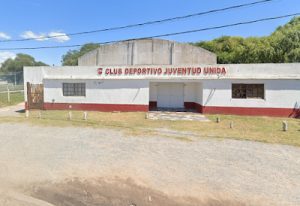 Operario en un techo con herramientas, silueta bajo un cielo gris en General Madariaga, simbolizando un accidente laboral
