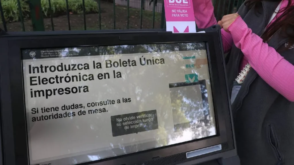 Boleta Única Electrónica en CABA: ¿El futuro del voto o un sistema que deja dudas (y sobres misteriosos)?