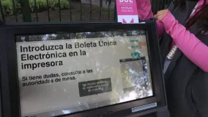 Boleta Única Electrónica en CABA: ¿El futuro del voto o un sistema que deja dudas (y sobres misteriosos)?