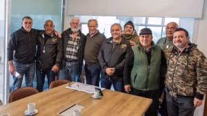 Juan de Jesus junto a veteranos de malvinas