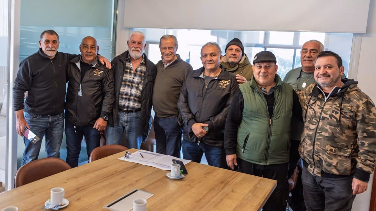 Juan de Jesus junto a veteranos de malvinas
