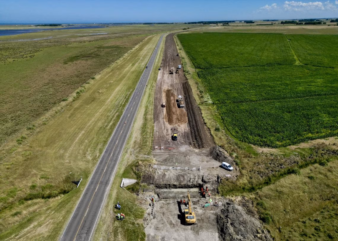 Obras de construcción de la autovía RP 11 entre Villa Gesell y Mar Chiquita: maquinaria vial trabajando en la nueva calzada con señalización de desvíos.