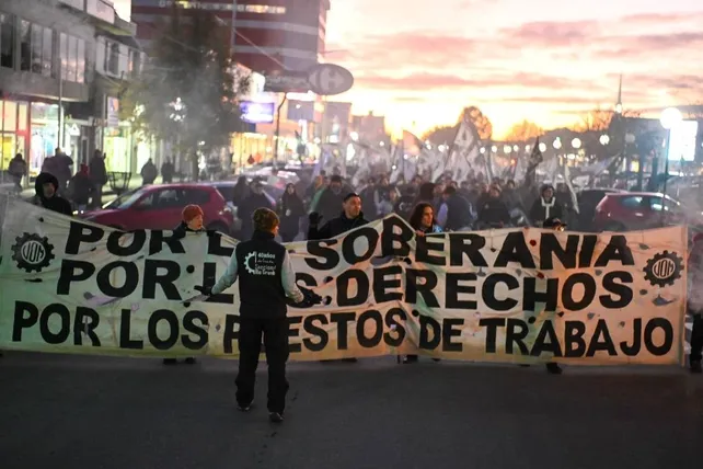 Tierra del Fuego en llamas: Masiva protesta contra el ajuste de Milei