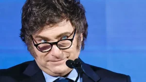 Javier Milei entre sombras, mientras un signo de dólar ($) y una balanza de la justicia se inclinan desproporcionadamente.