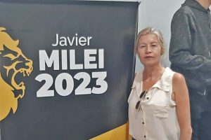 "Club de los 400.000 pesos" mostrando nombres de asesores del bloque LLA en La Costa y sus vínculos familiares o políticos con cargos públicos. La Costa