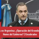 Manuel Adorni, vocero presidencial argentino, anunciando la denuncia de espías rusos en Argentina con fondo de bandera nacional.