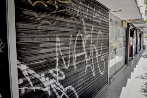 Calles y locales comerciales vacíos en una ciudad costera como Mar del Tuyú o Mar del Plata, simbolizando la caída del consumo y el impacto económico en la temporada baja.