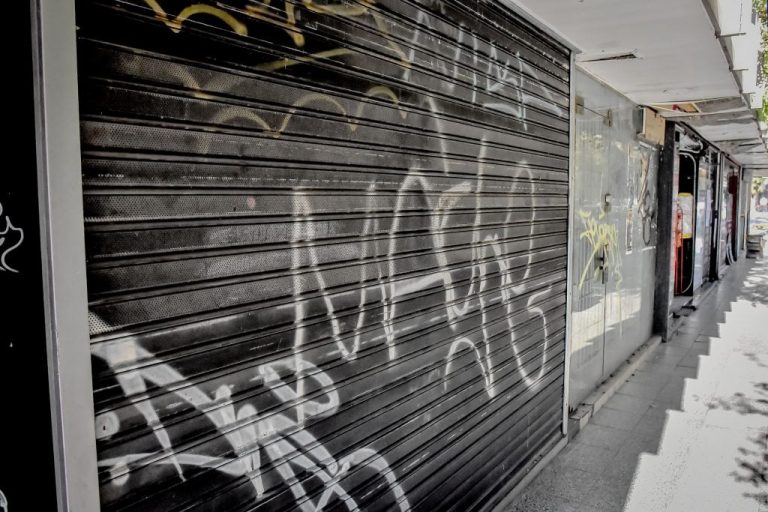 Calles y locales comerciales vacíos en una ciudad costera como Mar del Tuyú o Mar del Plata, simbolizando la caída del consumo y el impacto económico en la temporada baja.