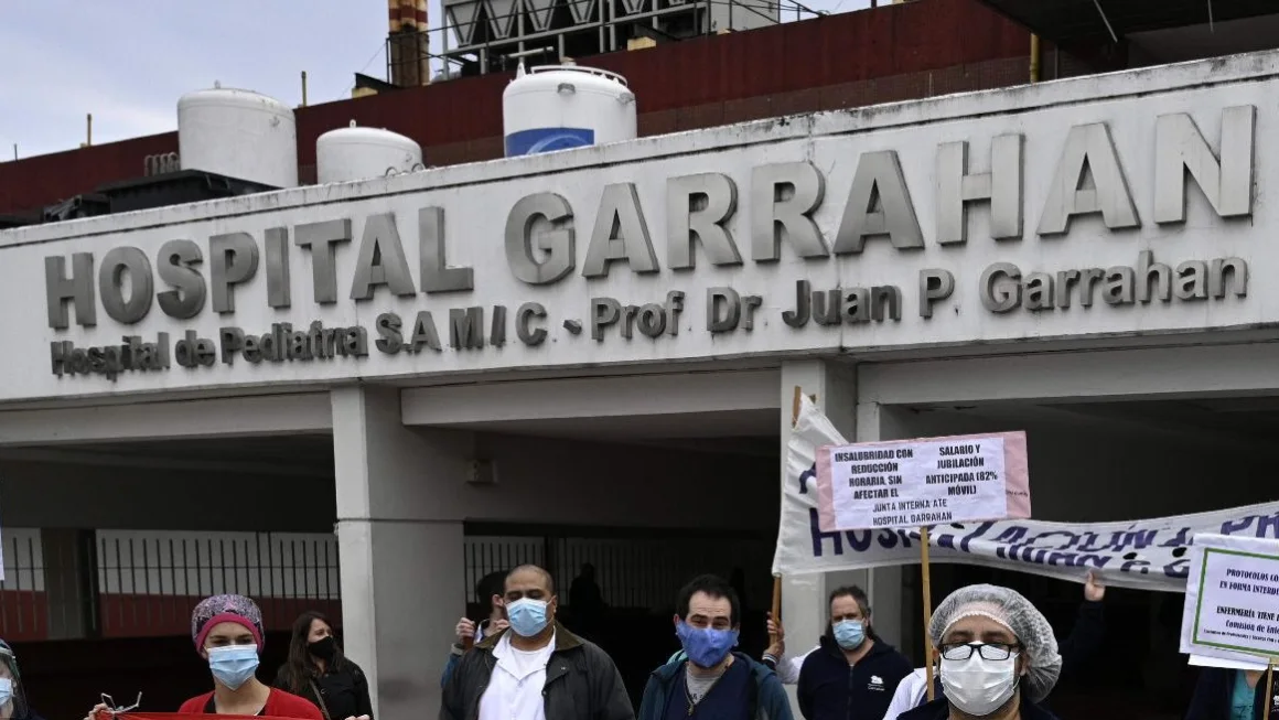 Médicos y personal de la salud en el Hospital Garrahan, representando la búsqueda de un Jefe de Terapia Intensiva Neonatal en medio de la crisis de la salud pública.