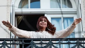 CFK saluda a la multitud desde su balcon