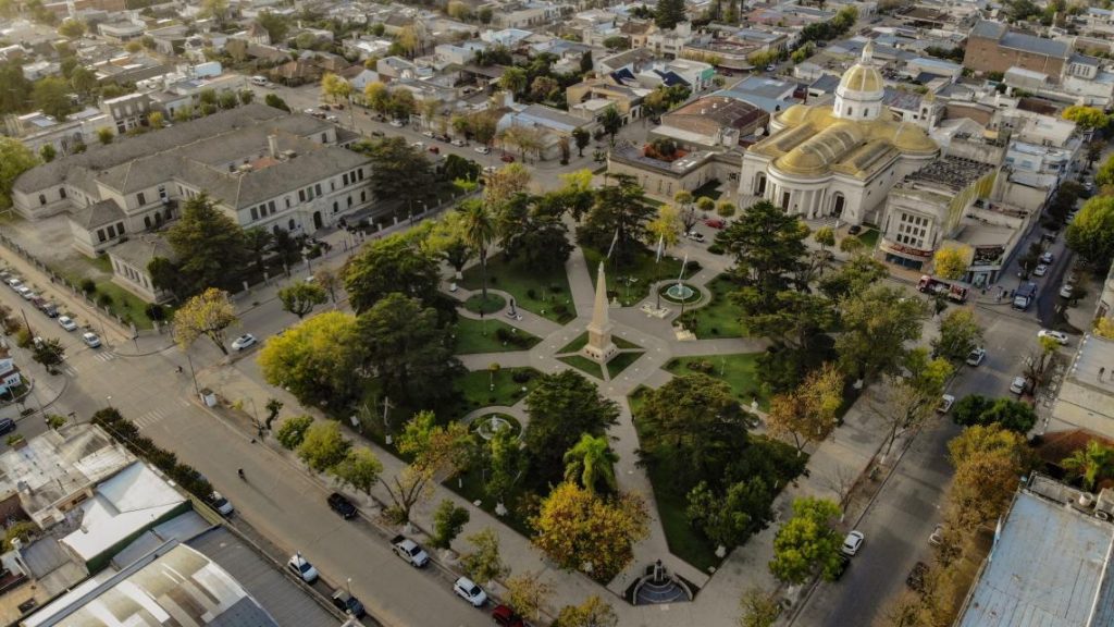 Dolores se recalienta: el PRO y los libertarios se sacan los trapitos al sol, y el oficialismo aplaude desde la vereda