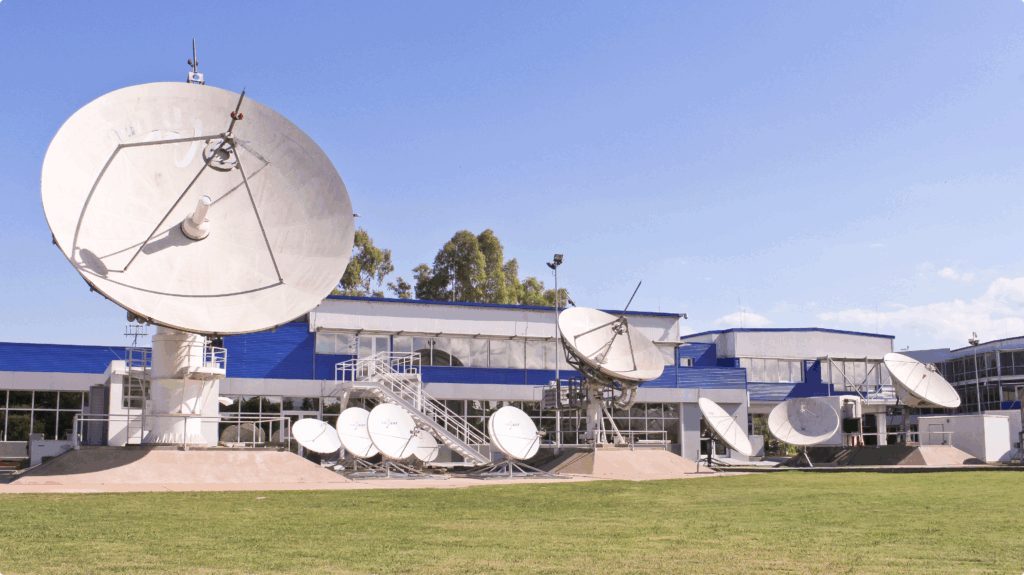 Símbolo de ARSAT con una motosierra cortando un cable de fibra óptica y un satélite, representando el vaciamiento y desmantelamiento de la empresa estatal.