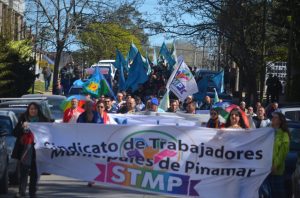 Trabajadores municipales cobrando salarios escalonados en Pinamar comparación con Gesell