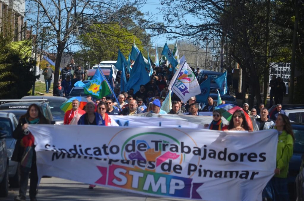 Trabajadores municipales cobrando salarios escalonados en Pinamar comparación con Gesell