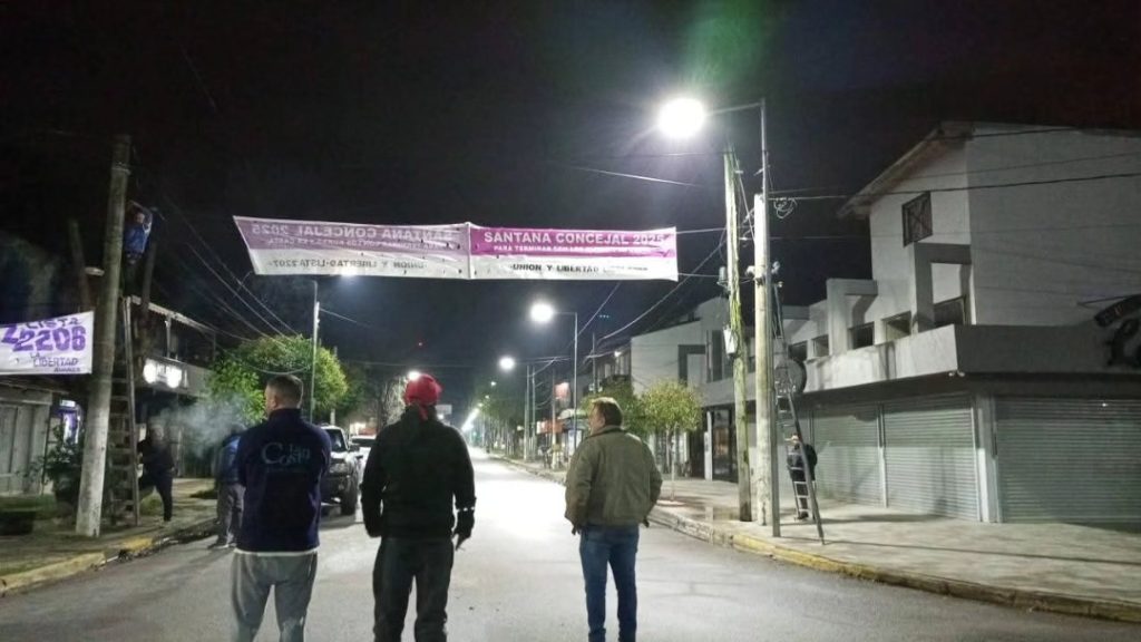 Candidata Marcela Gonzales LLA La Costa: escándalo por militantes filmados robando pasacalles