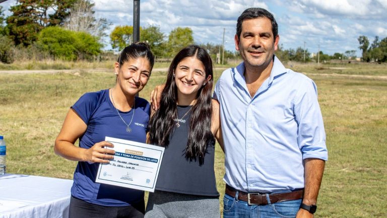 Municipio de Dolores entrega terrenos a familias a través del programa Mi Hogar