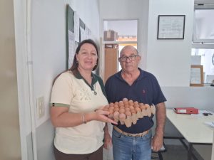 General Lavalle inició la entrega de huevos producidos en su granja agroecológica