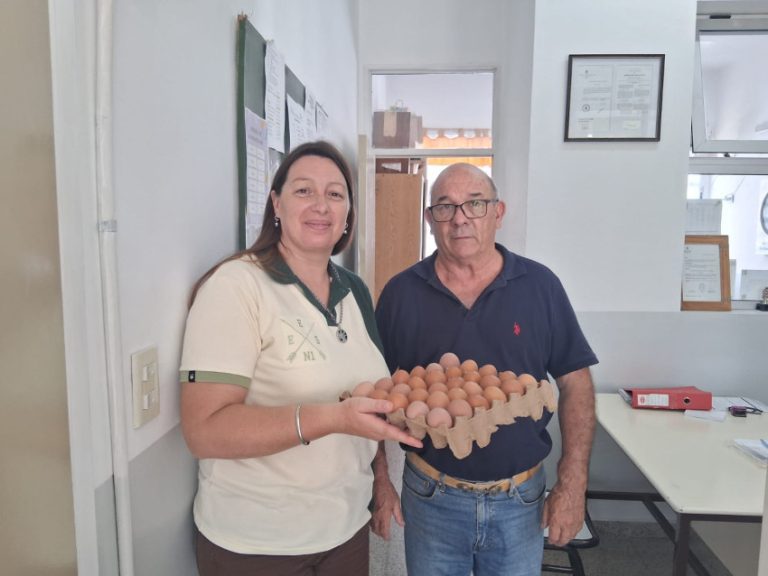 General Lavalle: el municipio comenzó a distribuir huevos de producción propia en escuelas y el hospital