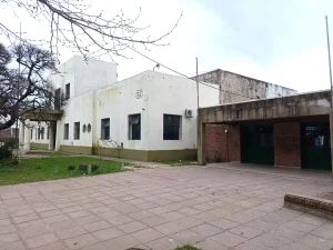 En Chascomús, los alumnos estudian entre charcos
