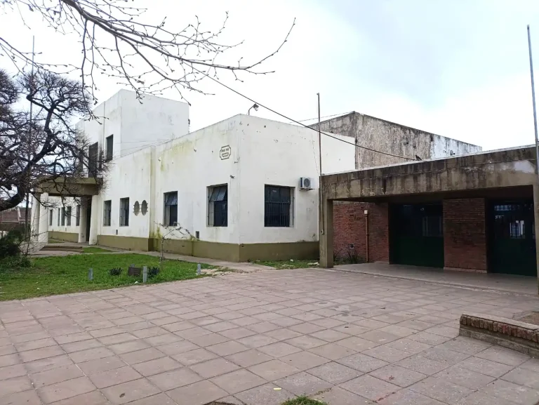 En Chascomús, los alumnos estudian entre charcos
