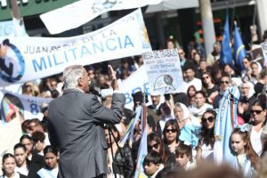 Juan de Jesús en el acto por el 24 de marzo en Santa Teresita durante el Día de la Memoria en La Costa