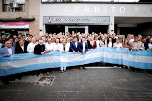 Municipios acusan al Gobierno de desviar $1,15 billones del impuesto a los combustibles. Preparan denuncia contra Caputo.