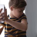Cómo hablar con tu hijo sobre grooming en Argentina Guía práctica para padres sobre cómo hablar con sus hijos sobre grooming y riesgos digitales en Argentina.