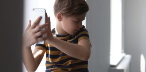 Guía práctica para padres sobre cómo hablar con sus hijos sobre grooming y riesgos digitales en Argentina.