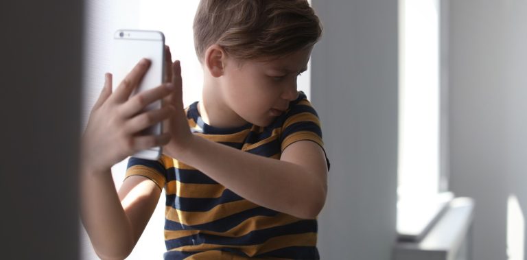 Guía práctica para padres sobre cómo hablar con sus hijos sobre grooming y riesgos digitales en Argentina.