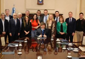 La Libertad Avanza protegió a Adorni y estalla la polémica