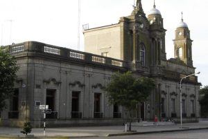 La otra grieta: sueldos políticos vs trabajadores municipales en Las Flores