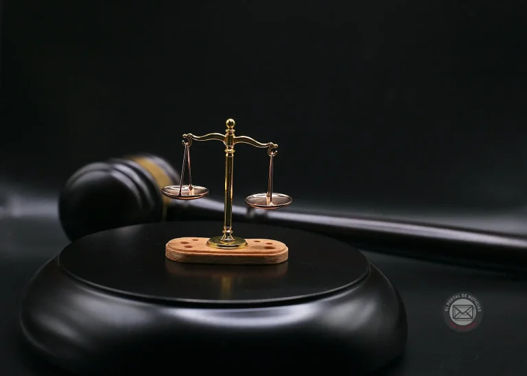 Balanza de la justicia en contexto de denuncias y sistema judicial