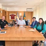 Castelli recibirá fondos para obras, becas y programas sociales