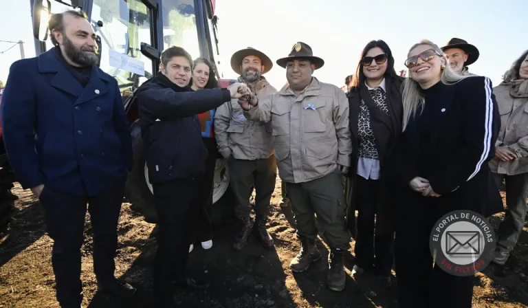 Kicillof entregó 48 viviendas en Tornquist y cruzó a Milei por la zona fría