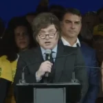 Javier Milei calificó de "ladrón" a Lula da Silva, expresó su respaldo a Flávio Bolsonaro y volvió a confrontar con el socialismo, profundizando la tensión política con Brasil.