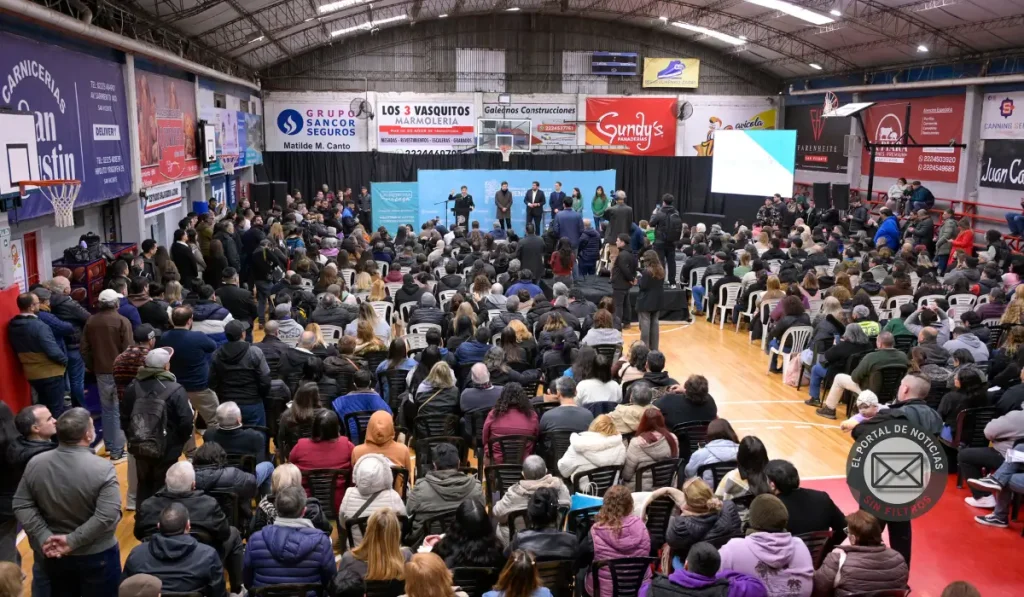 Kicillof en San Vicente: salud, SAME y 789 escrituras
