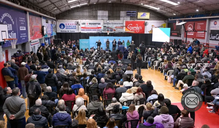 Kicillof en San Vicente: salud, SAME y 789 escrituras